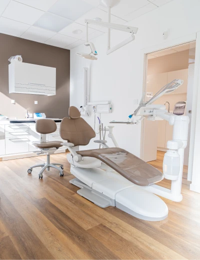 Salle de soins équipée d'un fauteuil dentaire moderne
