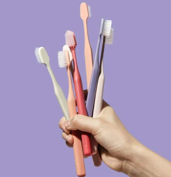 Différentes brosses à dents pour l'hygiène bucco-dentaire