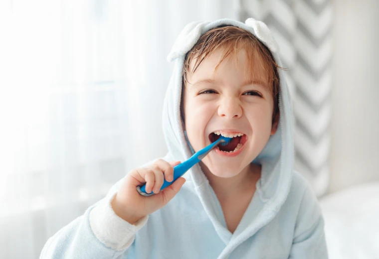 Enfant se brossant les dents