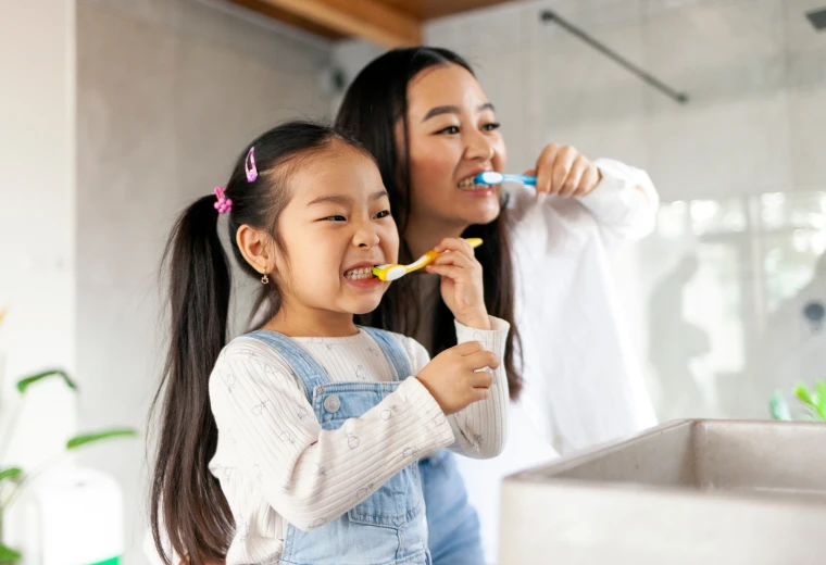 Mère et fille se brossant les dents ensemble