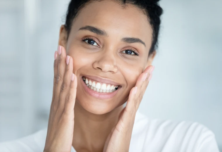 Sourire naturel après la pose d'une prothèse dentaire fixe