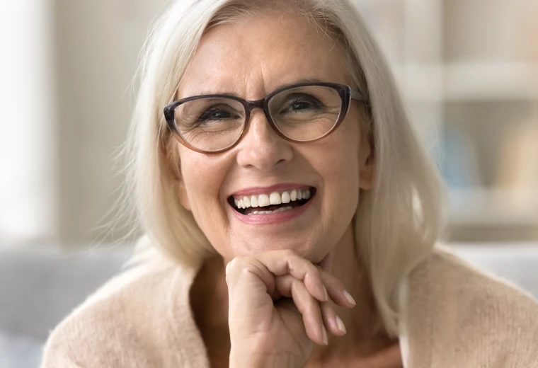 Sourire confiant retrouvé grâce à une prothèse dentaire