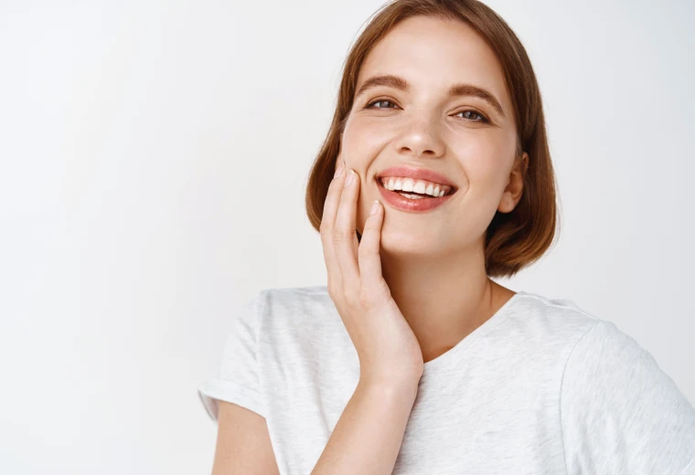 Femme au sourire lumineux après éclaircissement dentaire
